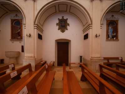 ...i muri laterali con archi a tutto sesto delimitati da lesene a capitello ionico...